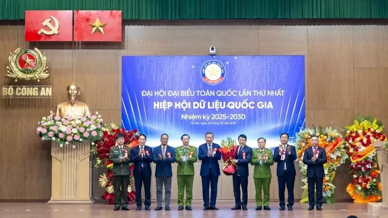 Tổng Bí thư Tô Lâm tặng hoa chúc mừng Ban Thường vụ Hiệp hội Dữ liệu quốc gia nhiệm kỳ 2025-2030. (Nguồn: Vietnam+)