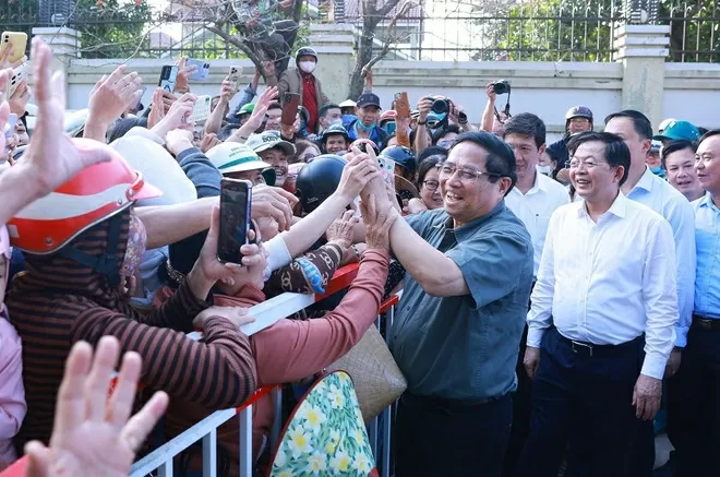 PM Pham Minh Chinh and local residents during his visit to Binh Dinh province on March 22 (Photo: VNA)