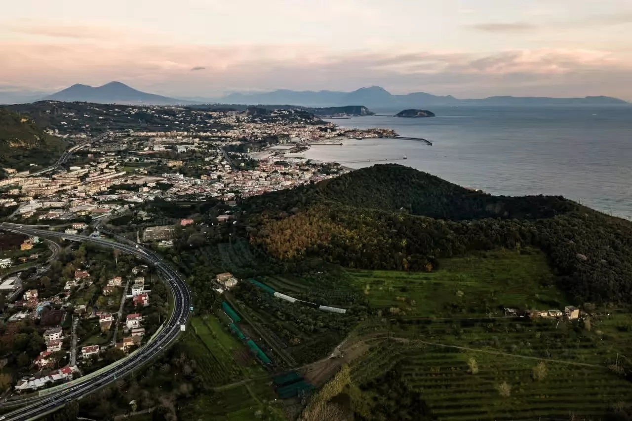 Cuộc sống ở siêu núi lửa Phlegraean Fields của Italy