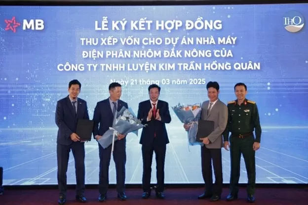 MB đã ký kết hợp đồng thu xếp vốn với Công ty TNHH Luyện kim Trần Hồng Quân để tài trợ cho Dự án Nhà máy điện phân nhôm Đắk Nông – một trong những dự án trọng điểm, có tổng mức đầu tư gần 1 tỷ USD, công suất 450.000 tấn nhôm/năm. MB đã ký kết hợp đồng thu xếp vốn với Công ty TNHH Luyện kim Trần Hồng Quân để tài trợ cho Dự án Nhà máy điện phân nhôm Đắk Nông – một trong những dự án trọng điểm, có tổng mức đầu tư gần 1 tỷ USD, công suất 450.000 tấn nhôm/năm.