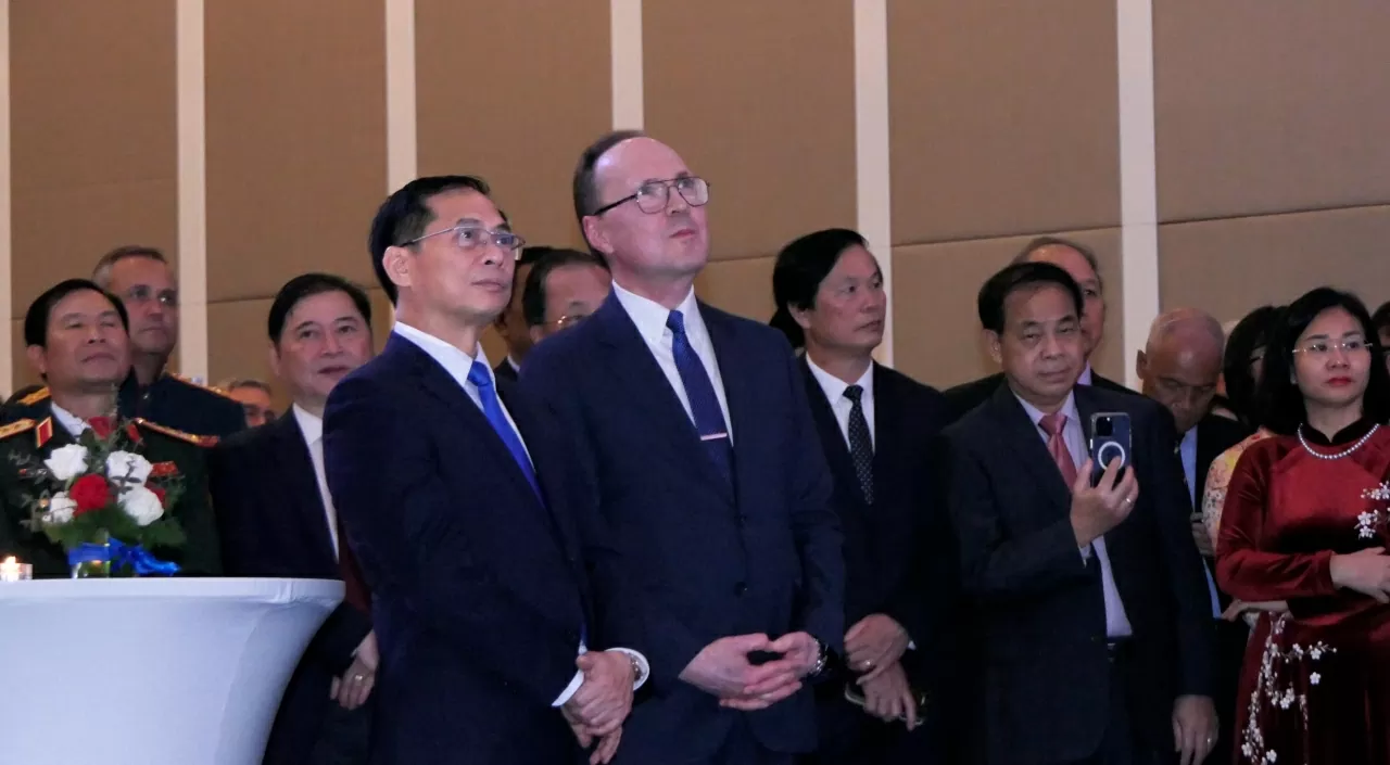 Phó Thủ tướng, Bộ trưởng Ngoại giao Bùi Thanh Sơn và Đại sứ Gennady Bezdetko xúc động xem lại những thước phim tài liệu ghi lại những dấu mốc trong suốt 75 năm quan hệ Ngoại giao Việt Nam-Nga. (Ảnh:Thành Long)