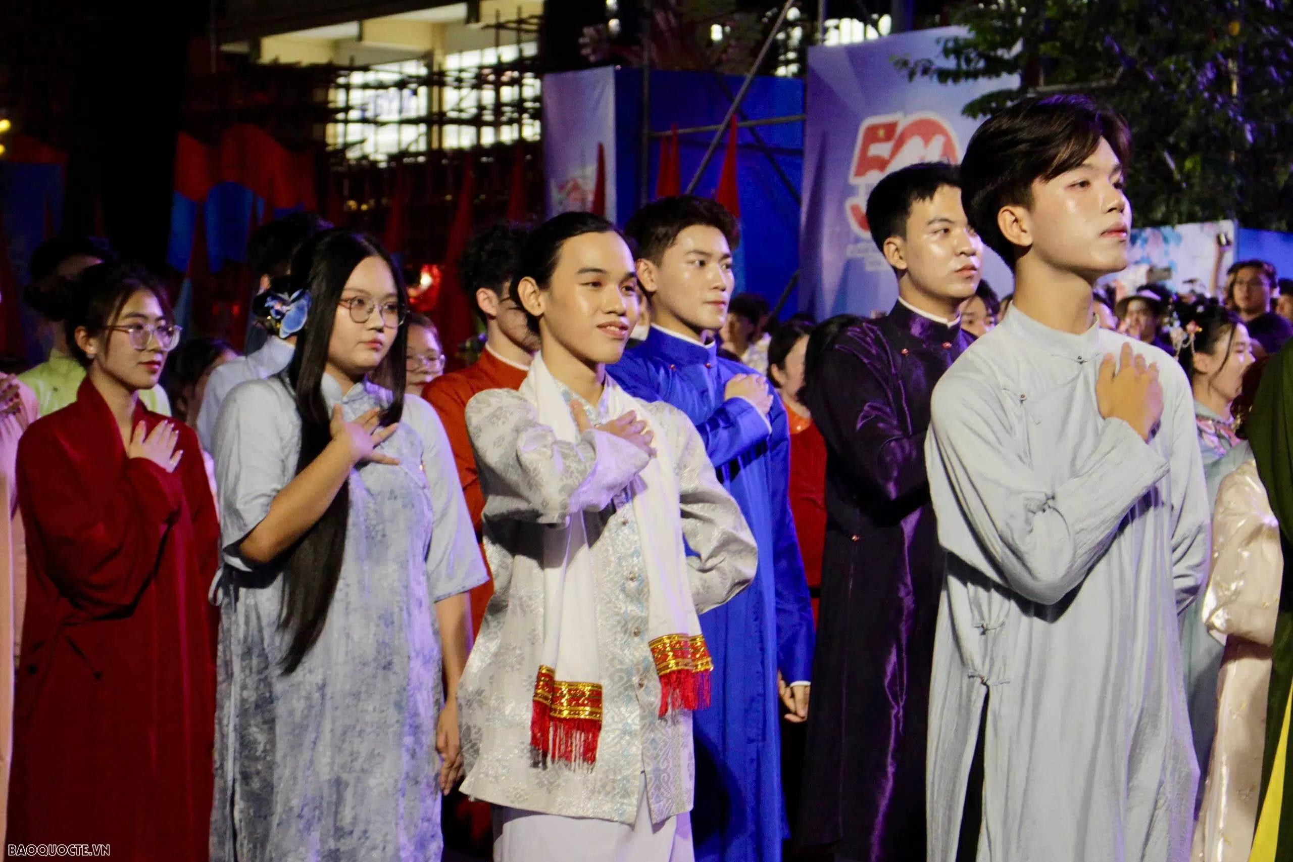'Tóc xanh vạt áo' - Tôn vinh văn hoá dân tộc tại đêm đồng diễn Việt phục
