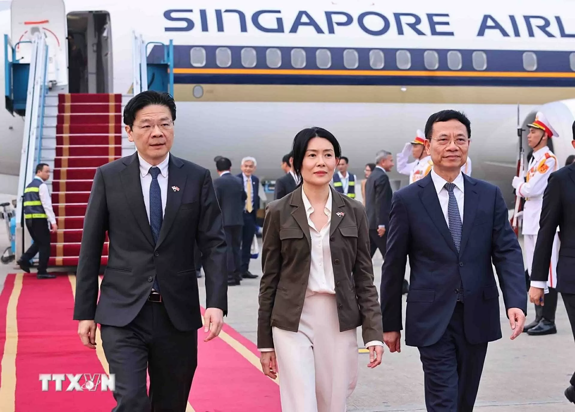 Thủ tướng nước Cộng hòa Singapore Lawrence Wong và Phu nhân đến Hà Nội, bắt đầu thăm chính thức Việt Nam. (Nguồn: TTXVN)
