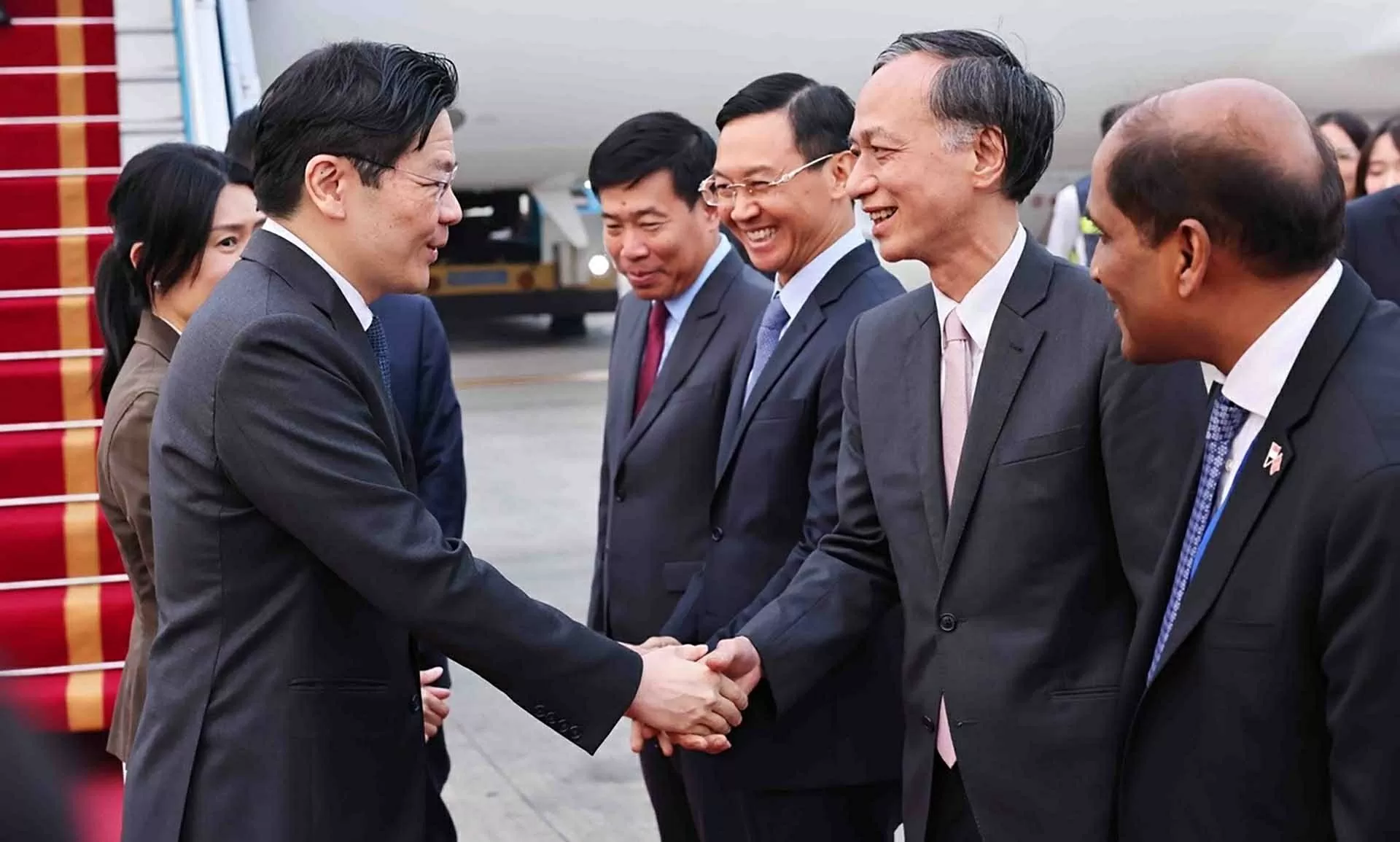 Đại diện Văn phòng Chính phủ, Bộ Ngoại giao, Đại sứ Singapore tại Việt Nam đón Thủ tướng Singapore Lawrence Wong và Phu nhân tại Sân bay quốc tế Nội Bài (Hà Nội). (Nguồn: TTXVN)