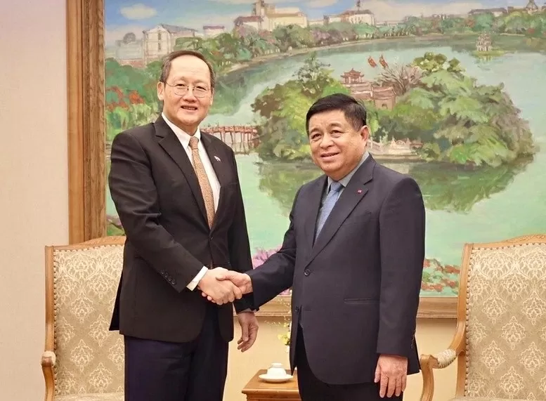 Deputy PM Nguyen Chi Dung welcomes Singaporean Second Minister for Trade and Industry