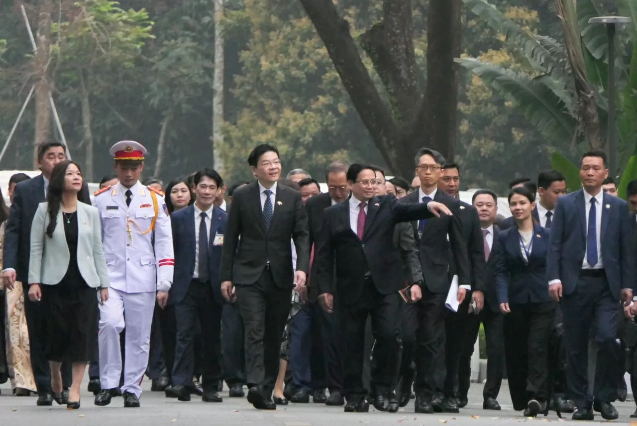 Thủ tướng Phạm Minh Chính và Thủ tướng Lawrence Wong di chuyển từ Phủ Chủ tịch tới Trụ sở Chính phủ để tiến hành hội đàm. (Ảnh:Thành Long)