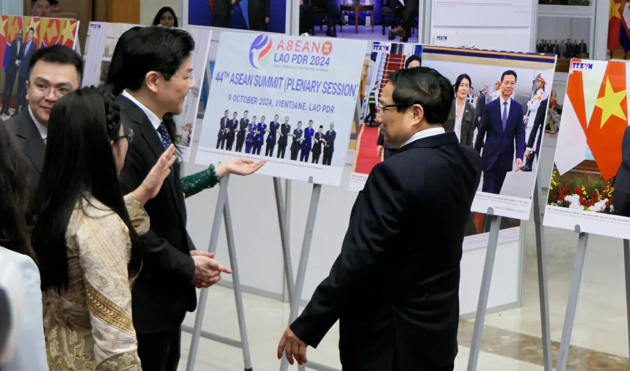 Welcome ceremony held for Singaporean Prime Minister Lawrence Wong