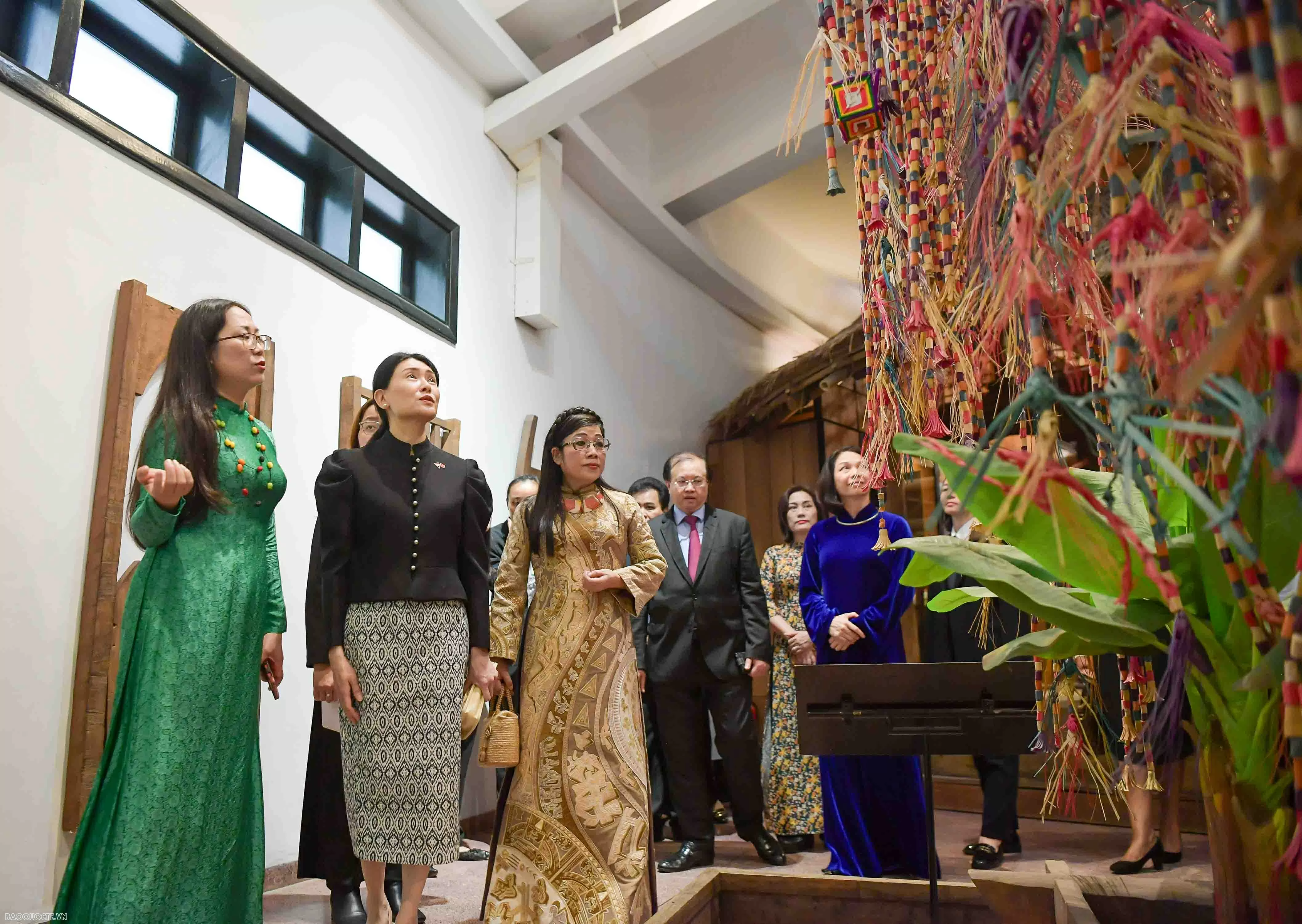 Spouses of Vietnamese, Singaporean Prime Ministers tour Vietnam Museum of Ethnology