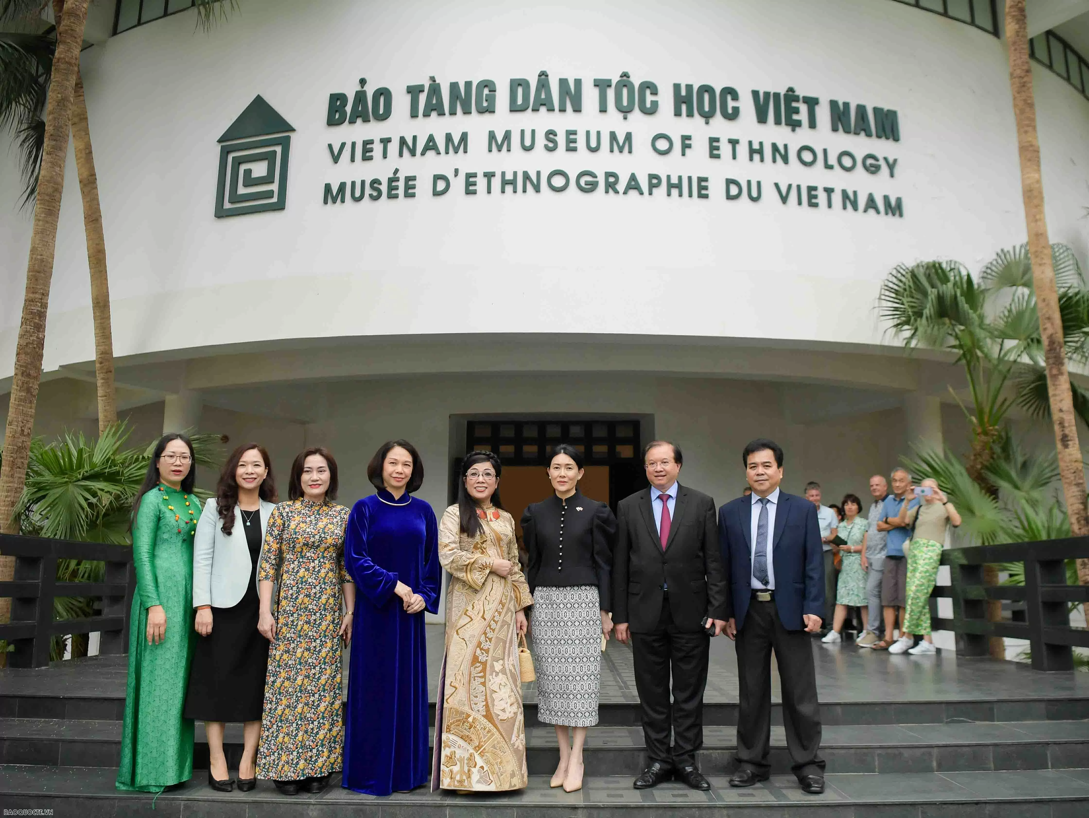 Spouses of Vietnamese, Singaporean Prime Ministers tour Vietnam Museum of Ethnology