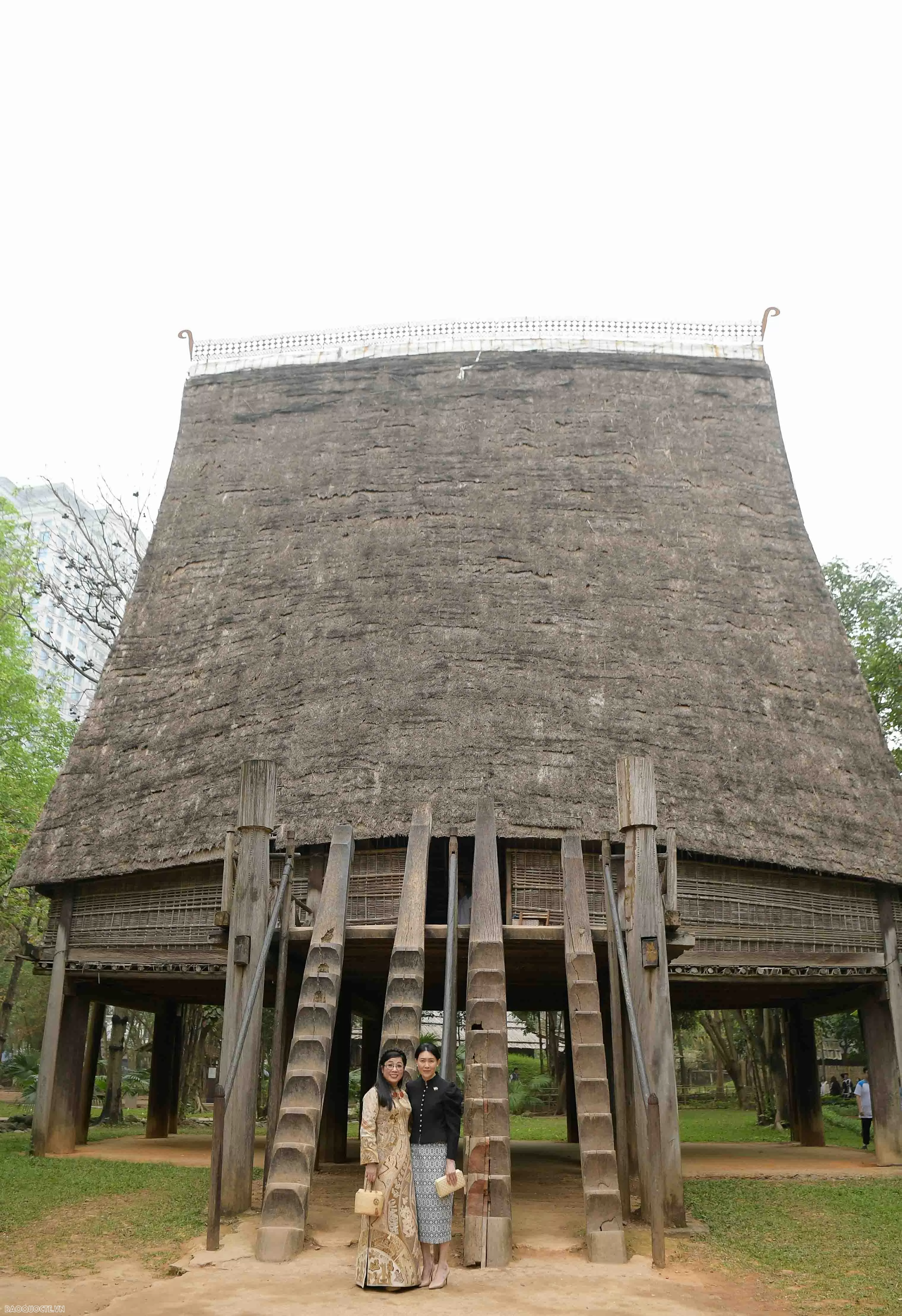 Phu nhân Thủ tướng tham quan bảo tàng dân tộc học Phu nhân Thủ tướng tham quan bảo tàng dân tộc học