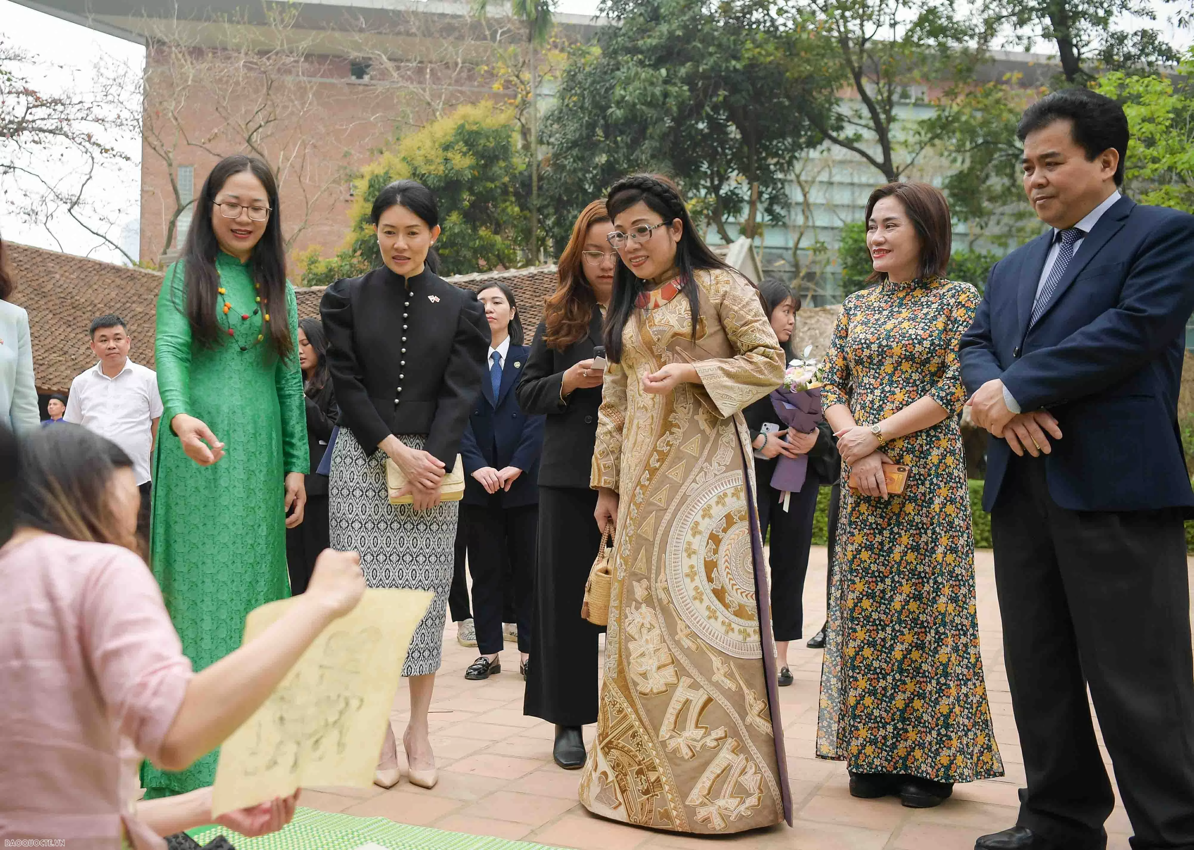 Phu nhân Thủ tướng tham quan bảo tàng dân tộc học Phu nhân Thủ tướng tham quan bảo tàng dân tộc học