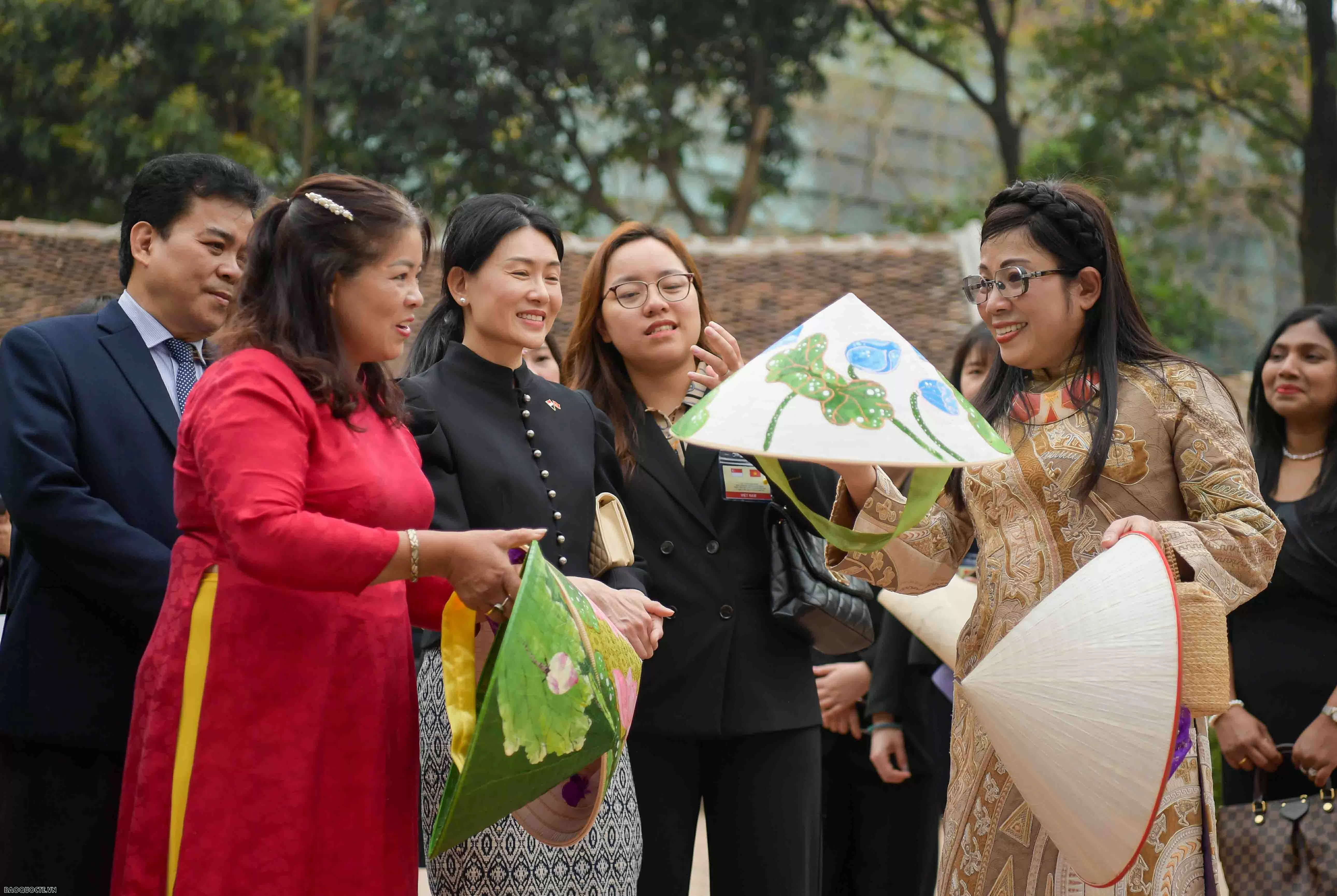 Phu nhân Thủ tướng tham quan bảo tàng dân tộc học Phu nhân Thủ tướng tham quan bảo tàng dân tộc học