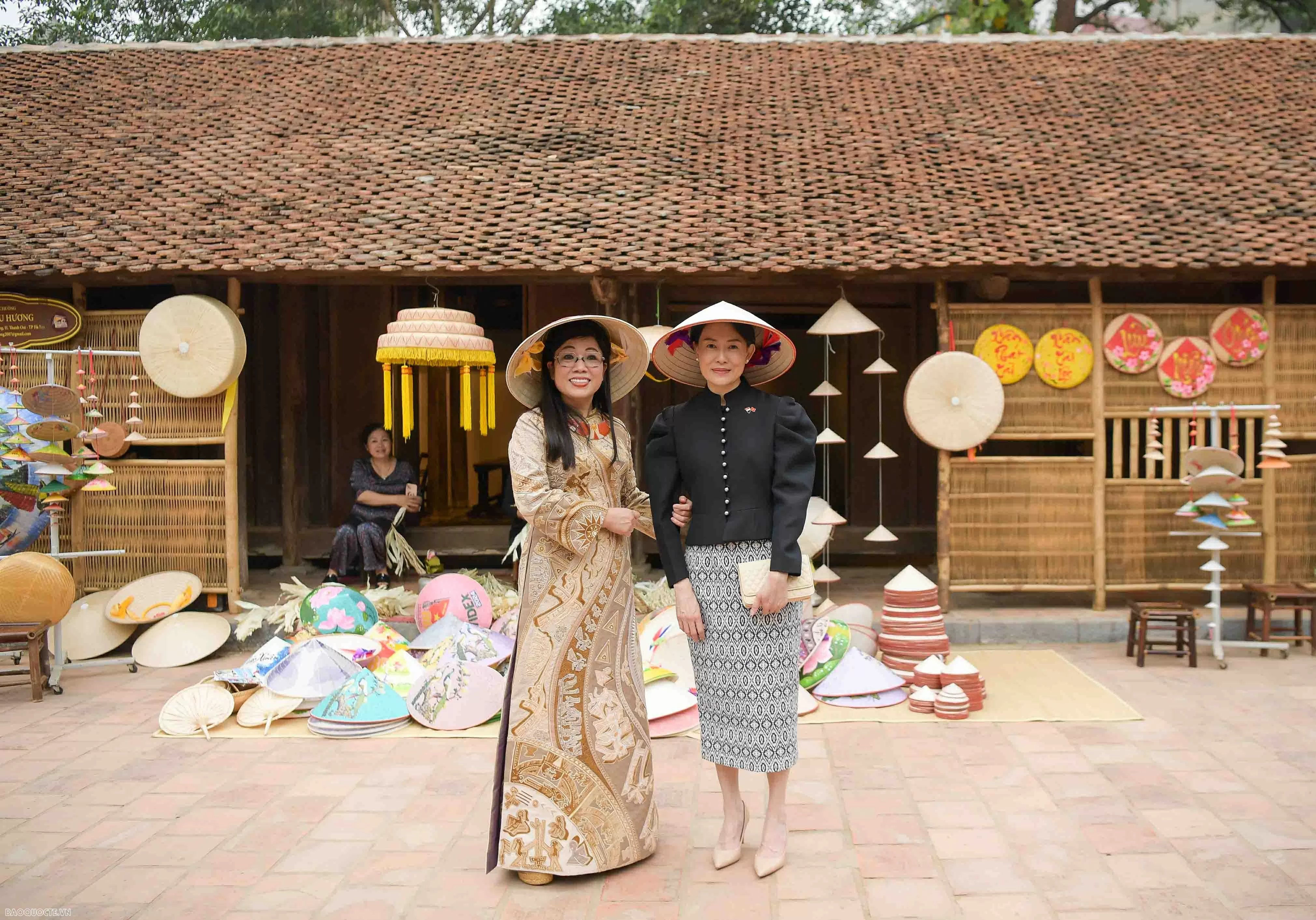 Spouses of Vietnamese, Singaporean Prime Ministers tour Vietnam Museum of Ethnology