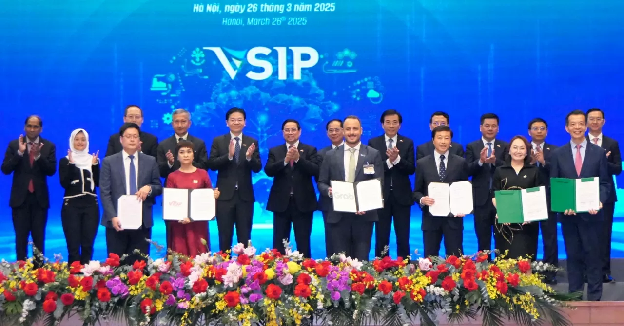 Thủ tướng Phạm Minh Chính và Thủ tướng Cộng hòa Singapore Lawrence Wong chứng kiến lễ trao văn kiện hợp tác giữa các doanh nghiệp Việt Nam-Siangapore.(Ảnh:Thành Long)