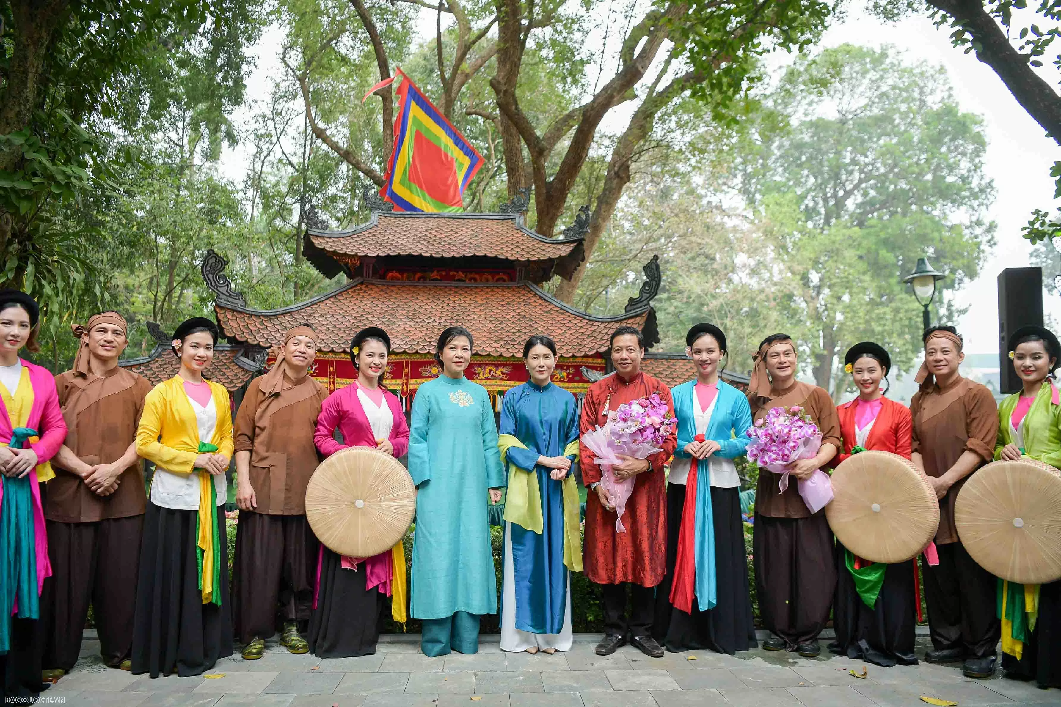 Spouses of Party leader, Singaporean Prime Minister contemplate water puppetry