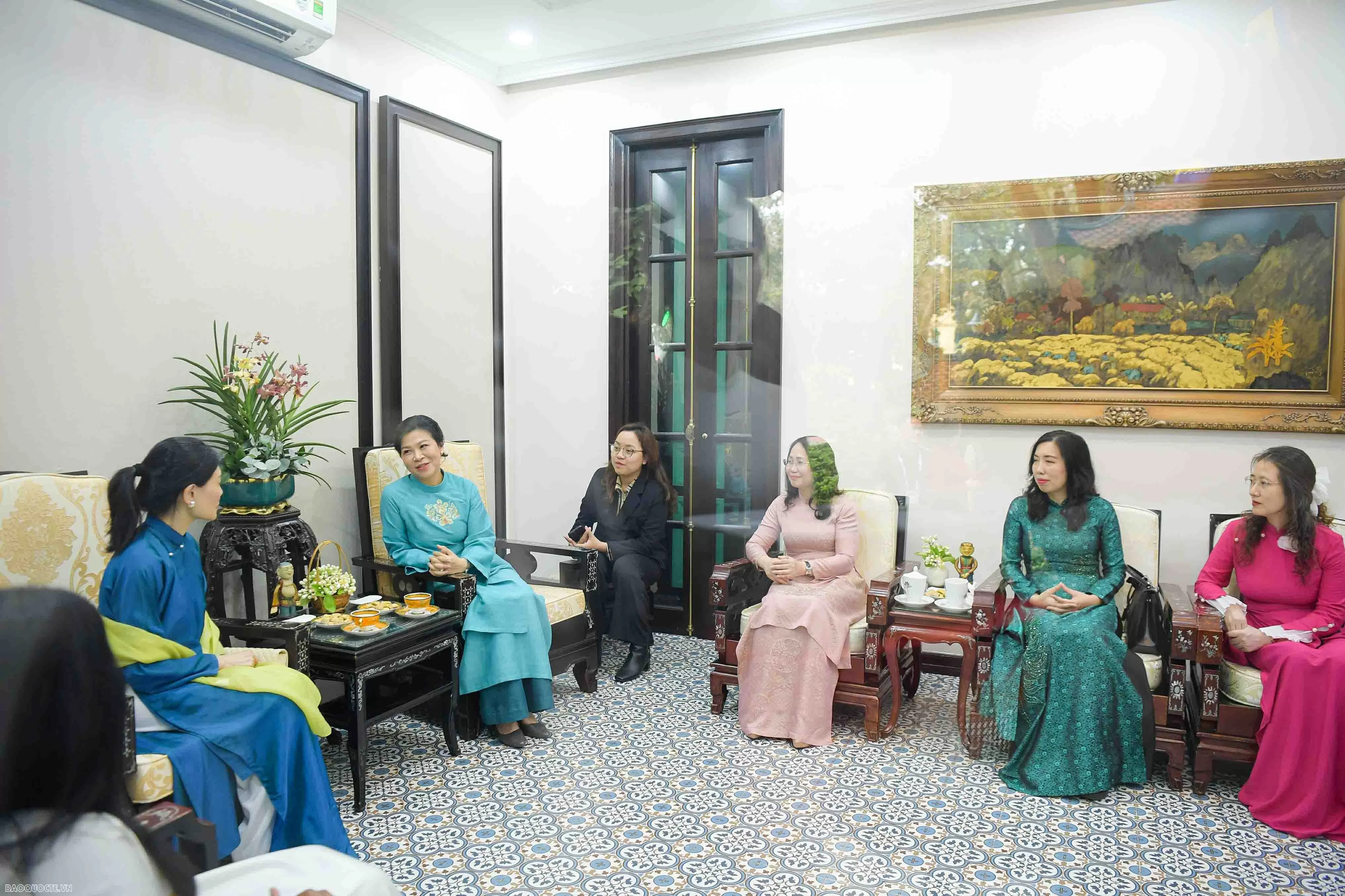 Spouses of Party leader, Singaporean Prime Minister contemplate water puppetry