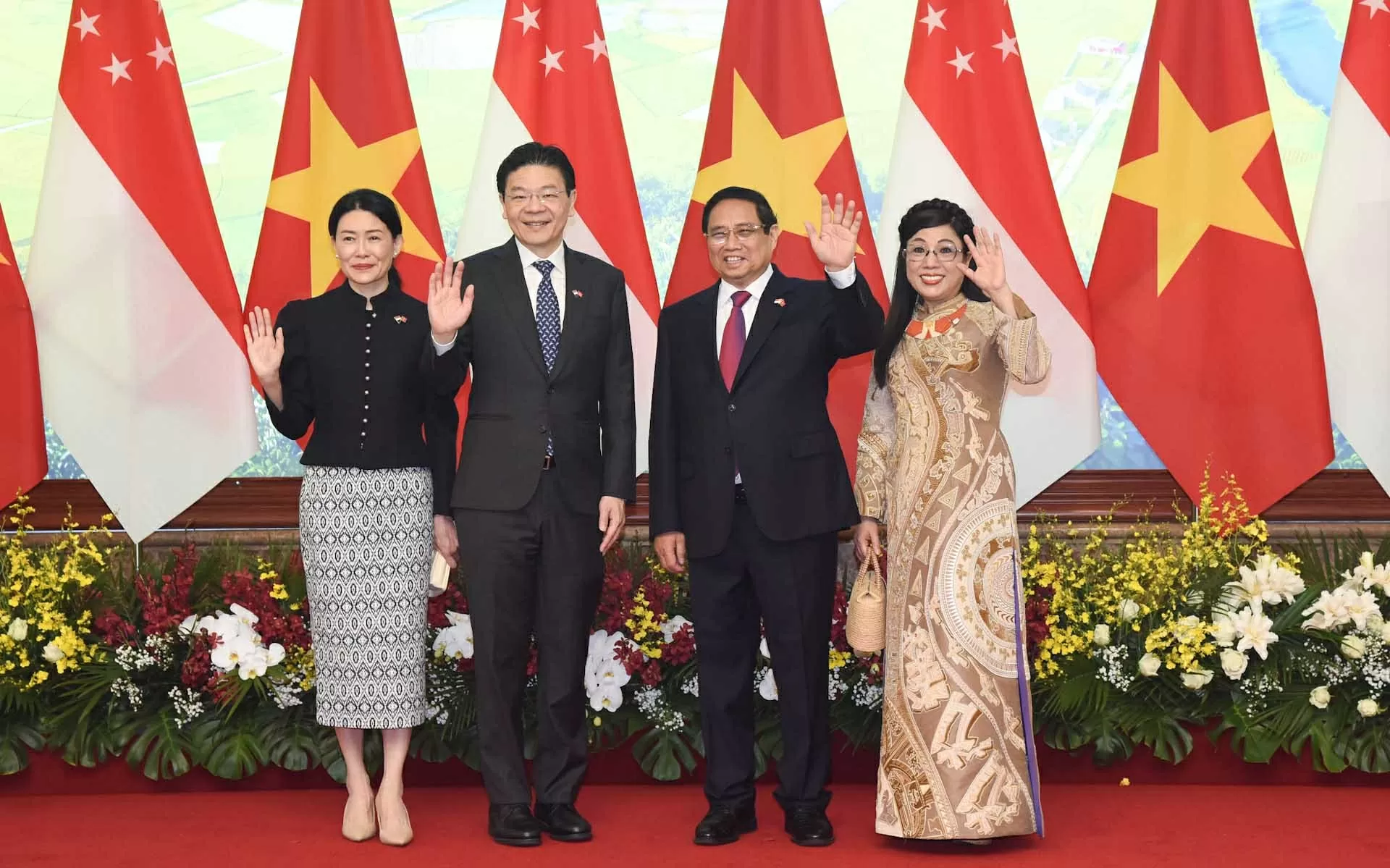 Thủ tướng Chính phủ Phạm Minh Chính và Phu nhân cùng Thủ tướng Lawrence Wong và Phu nhân tại lễ đón chính thức ngày 26/3. (Nguồn: NDO) Thủ tướng Chính phủ Phạm Minh Chính và Phu nhân cùng Thủ tướng Lawrence Wong và Phu nhân tại lễ đón chính thức ngày 26/3. (Nguồn: NDO)