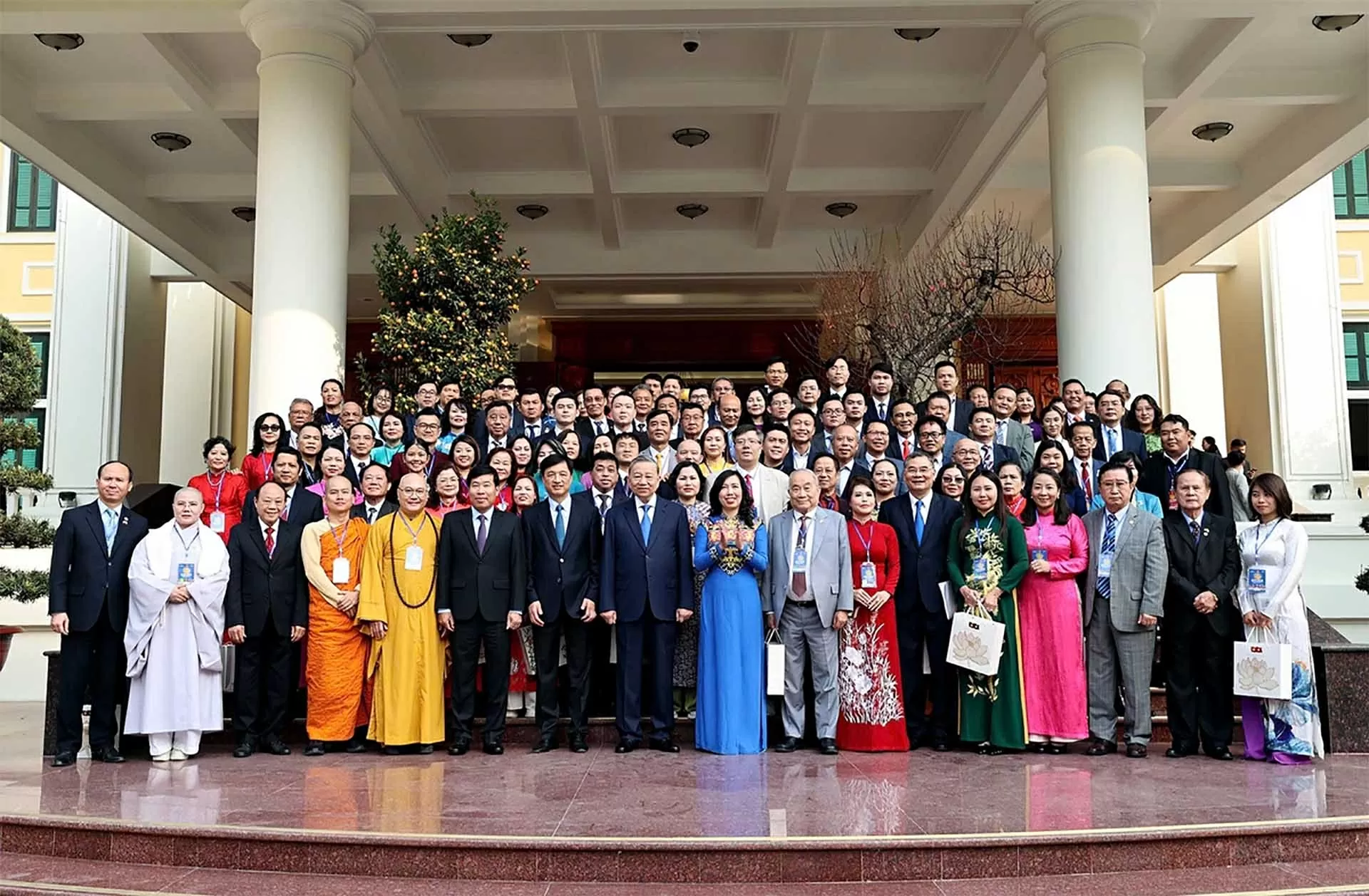 Tổng Bí thư Tô Lâm chụp ảnh cùng đại biểu kiều bào tiêu biểu về tham dự Xuân Quê hương 2025.  (Nguồn: Ủy ban Nhà nước về người Việt Nam ở nước ngoài)