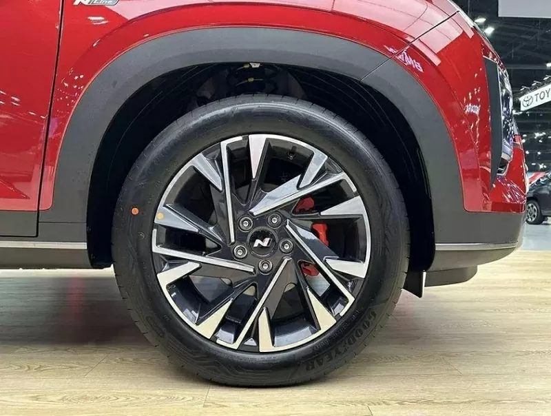 Creta N Line 2025 được trang bị bộ mâm hợp kim 18 inch kết hợp lốp 215/55 R18