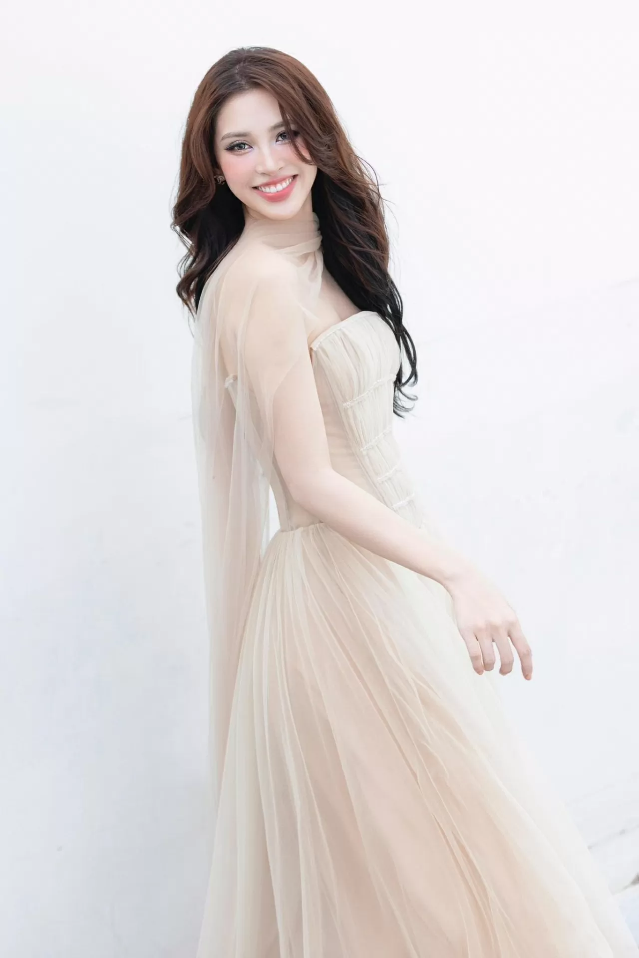 Ngắm bộ ảnh đẹp nên thơ của Hoa hậu Trần Tiểu Vy - Ảnh 6. Ngắm bộ ảnh đẹp nên thơ của Hoa hậu Trần Tiểu Vy - Ảnh 6.
