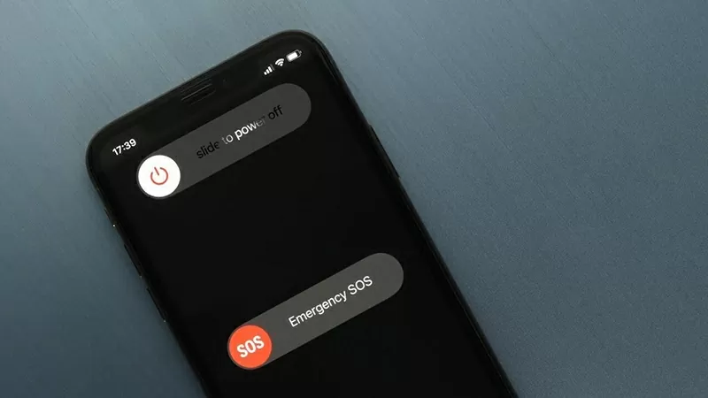 Tắt và khởi động lại iPhone giúp làm mới hệ thống, xóa bộ nhớ tạm (RAM), và sửa các lỗi phần mềm nhỏ...