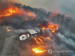 Cháy rừng ở Hàn Quốc bùng phát trở lại trong đêm, 2 báu vật quốc gia bị 'bà hỏa' phá hoại