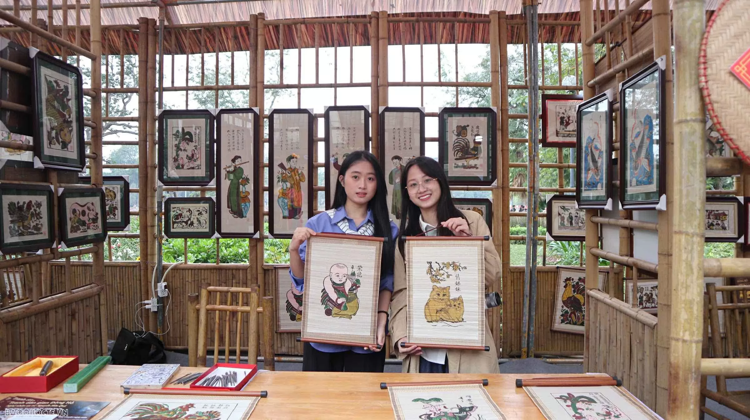 Các bạn trẻ cũng bày tỏ sự thích thú khi được tìm hiểu loại hình tranh độc đáo này. (Ảnh: Thành Long)