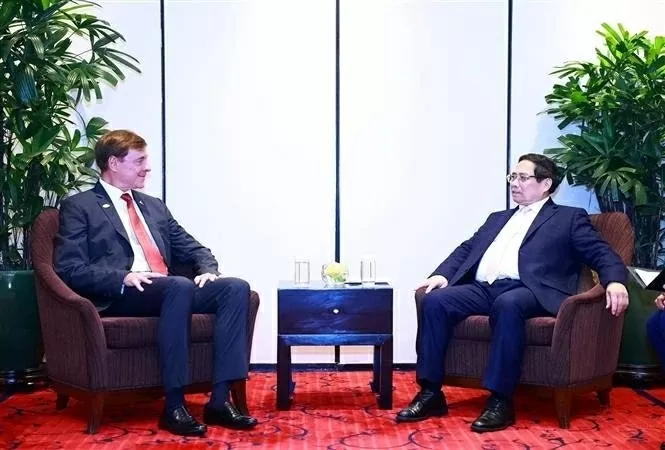 PM Pham Minh Chinh (R) and Embraer Group's President and CEO Francisco Gomes Neto (Photo: VNA)