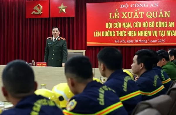 Thứ trưởng Lê Văn Tuyến phát biểu giao nhiệm vụ cho Đội CNCH Bộ Công an.