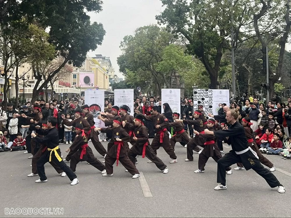 Giao thoa võ thuật Việt Nam-Bỉ: Màn trình diễn Thủy Pháp đặc sắc tại phố đi bộ Hồ Hoàn Kiếm