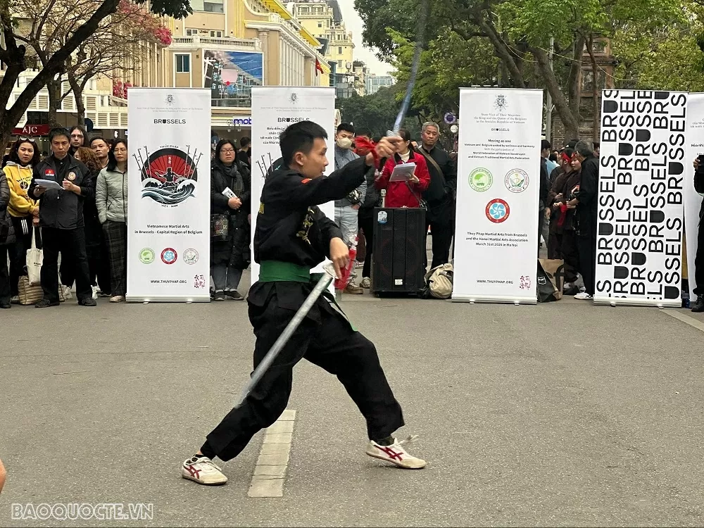 Martial arts exchange between Vietnam and Belgium: A spectacular Thuy Phap performance at Hoan Kiem Lake Walking street