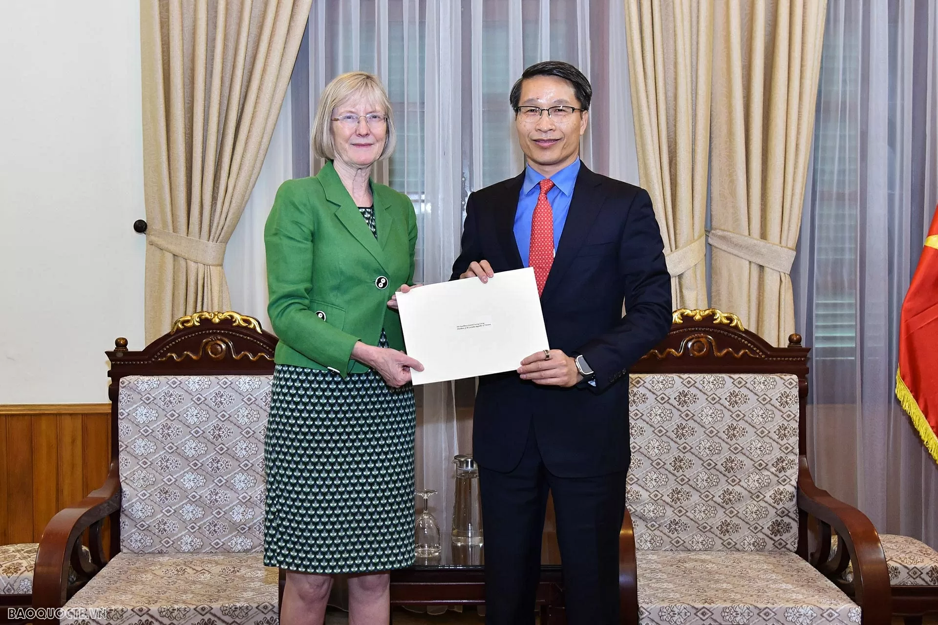 The Department of State Protocol and Foreign Interpretation receives a copy of the Letter of Credentials appointing Australian Ambassador to Vietnam The Department of State Protocol and Foreign Interpretation receives a copy of the Letter of Credentials appointing Australian Ambassador to Vietnam