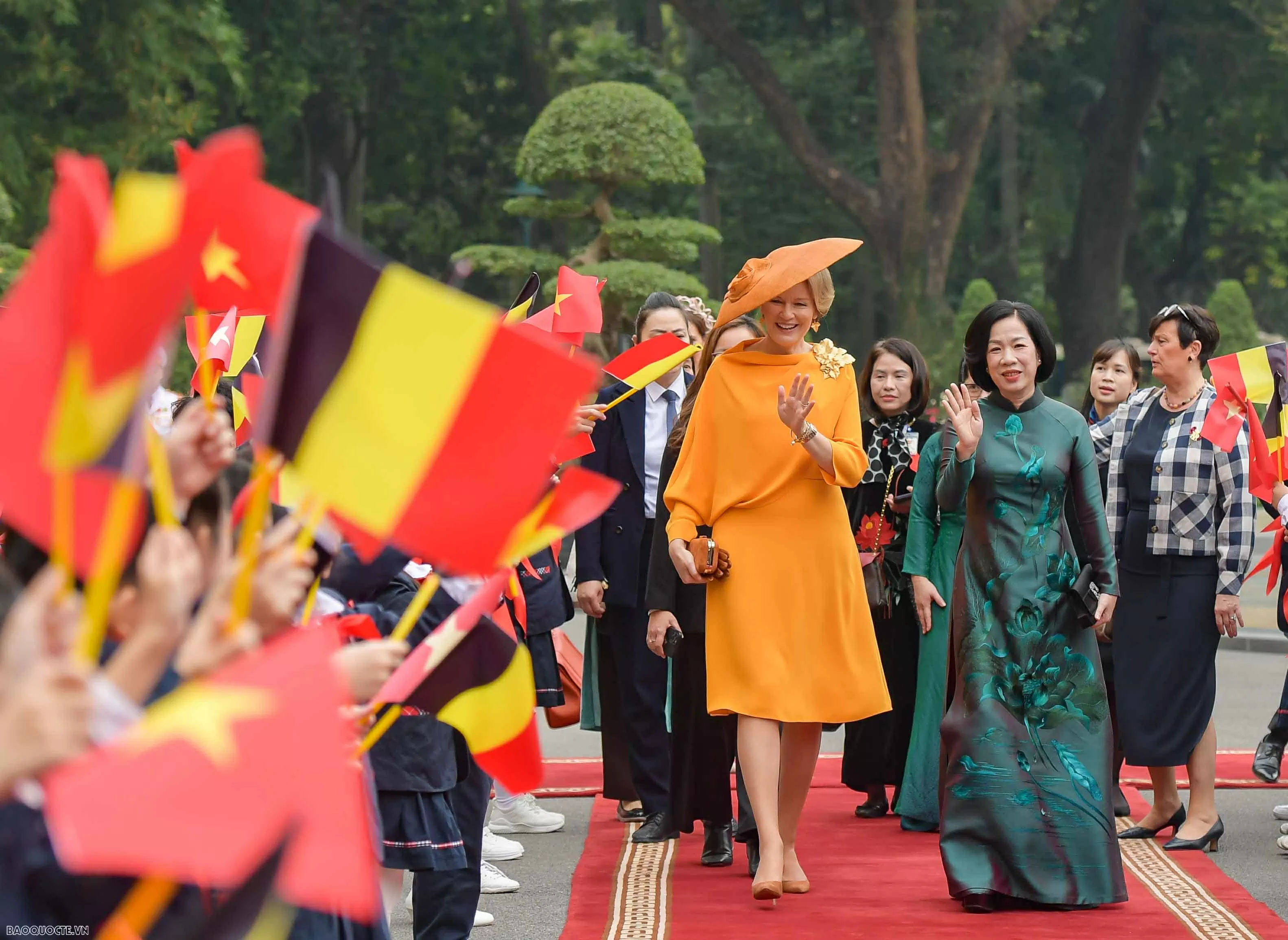Phu nhân Chủ tịch nước và Hoàng hậu Bỉ tham quan nhà sàn Bác Hồ, cho cá ăn
