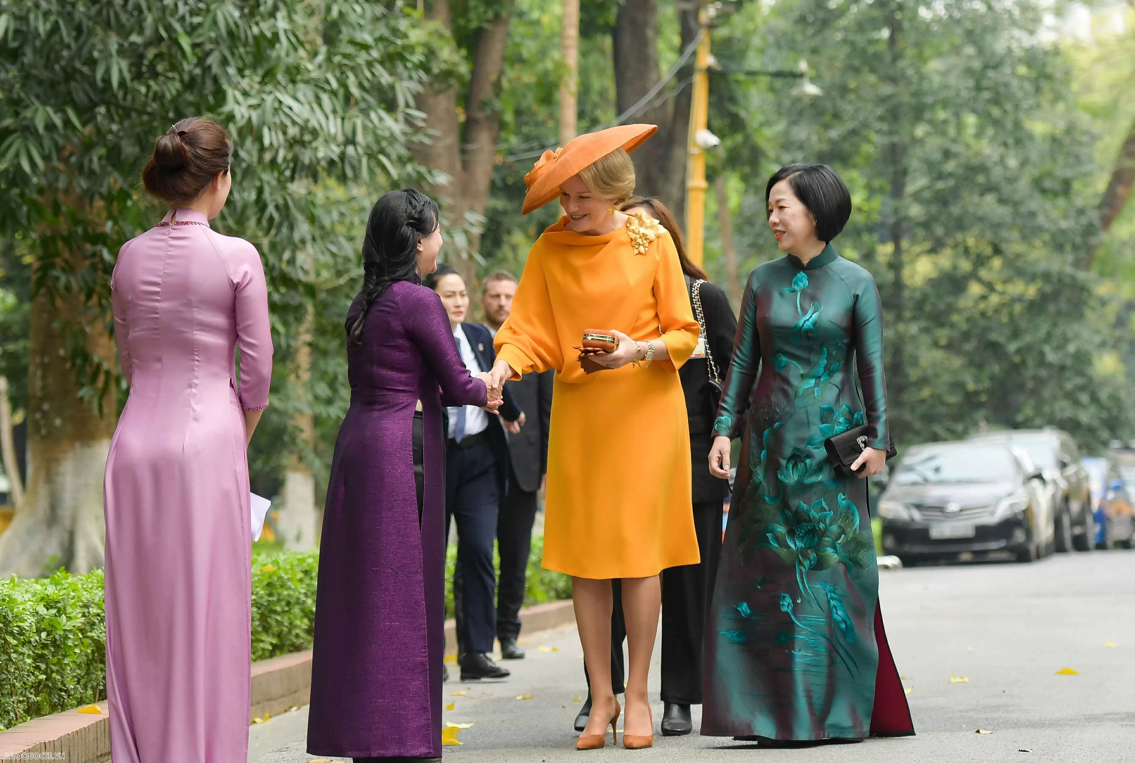 Spouse of President Luong Cuong and Belgium Queen Mathilde visit President Ho Chi Minh's Stilt House