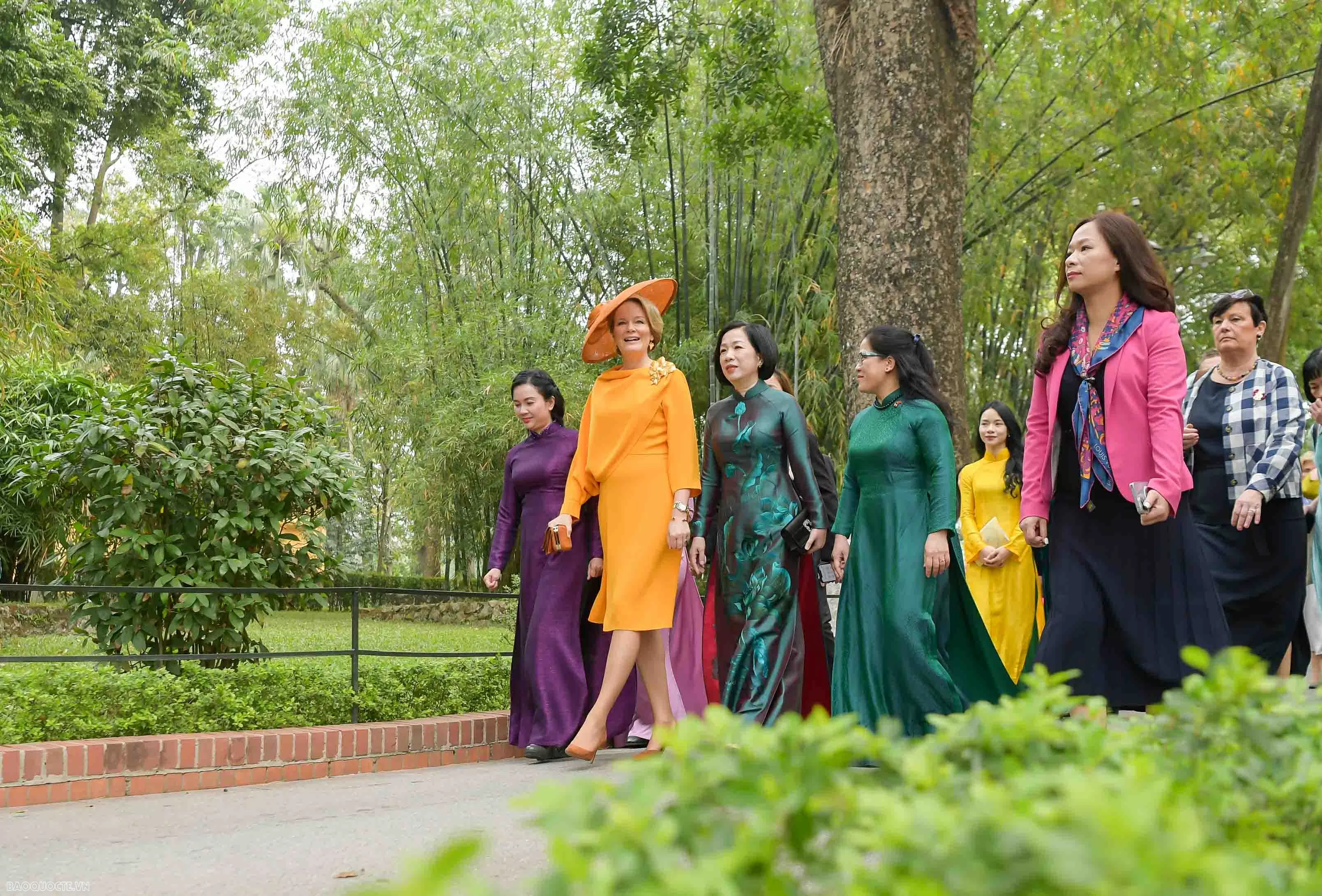 Phu nhân Chủ tịch nước và Hoàng hậu Bỉ tham quan nhà sàn Bác Hồ, cho cá ăn