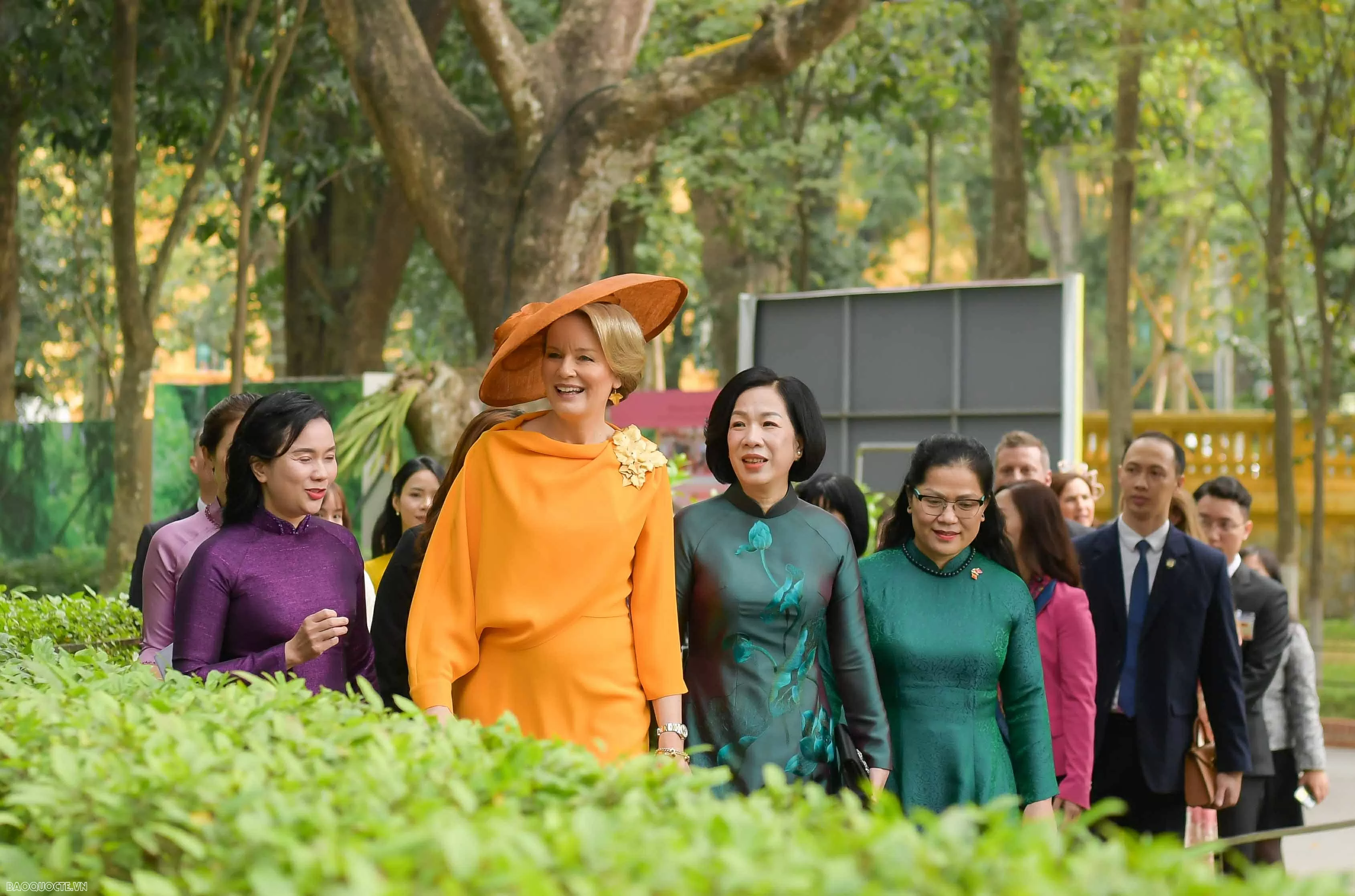 Phu nhân Chủ tịch nước và Hoàng hậu Bỉ tham quan nhà sàn Bác Hồ, cho cá ăn