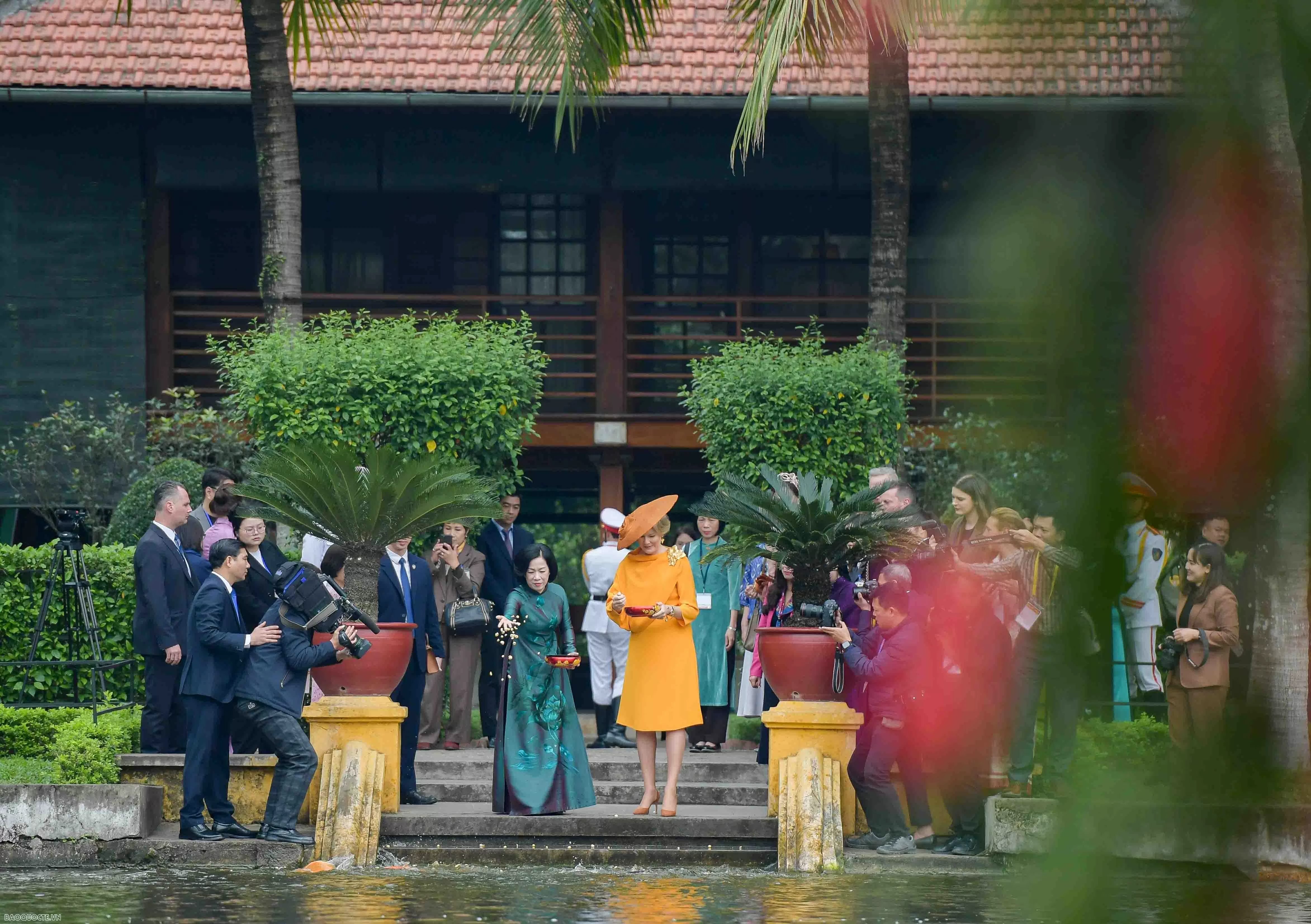 Phu nhân Chủ tịch nước và Hoàng hậu Bỉ tham quan nhà sàn Bác Hồ, cho cá ăn