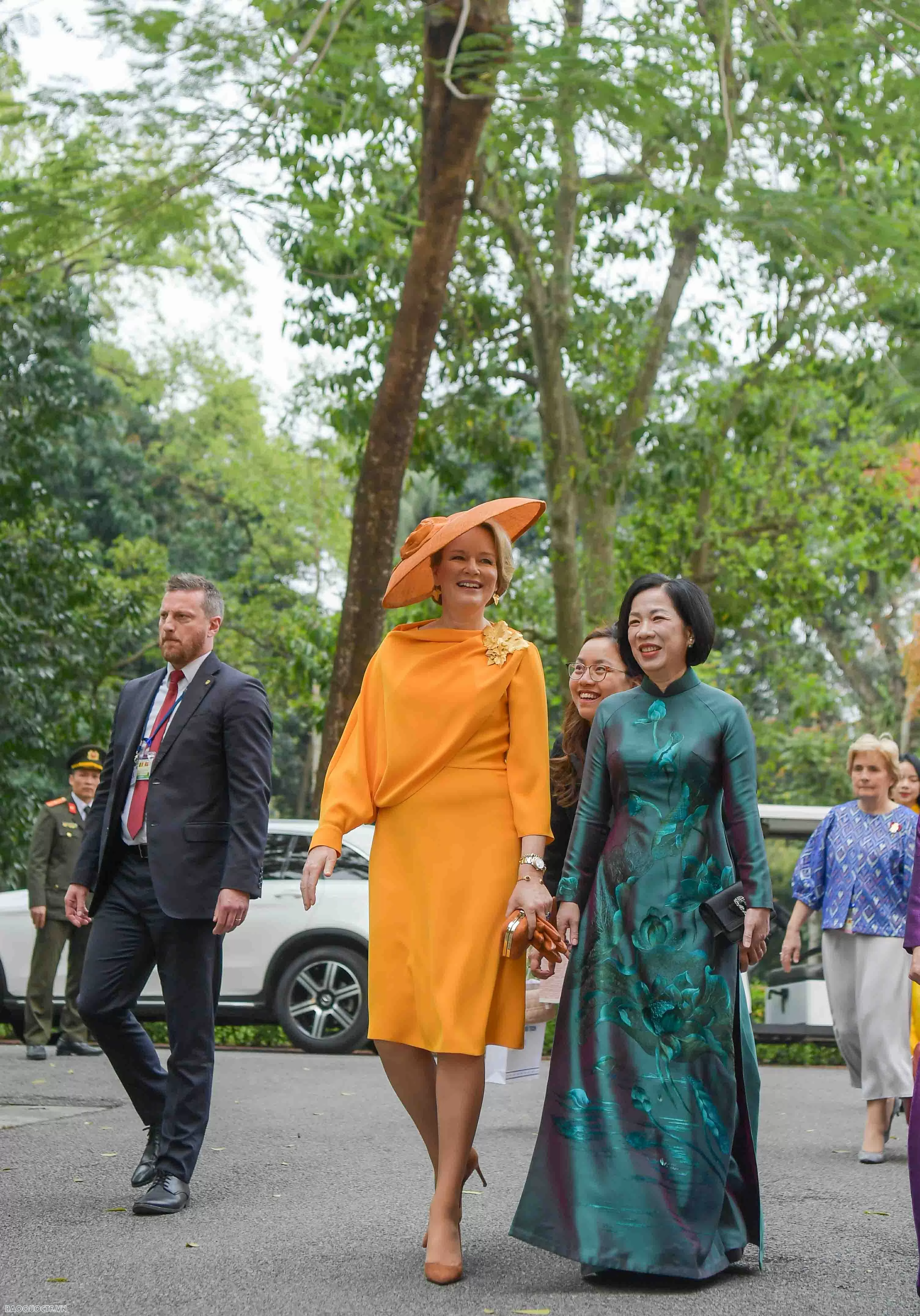 Spouse of President Luong Cuong and Belgium Queen Mathilde visit President Ho Chi Minh's Stilt House