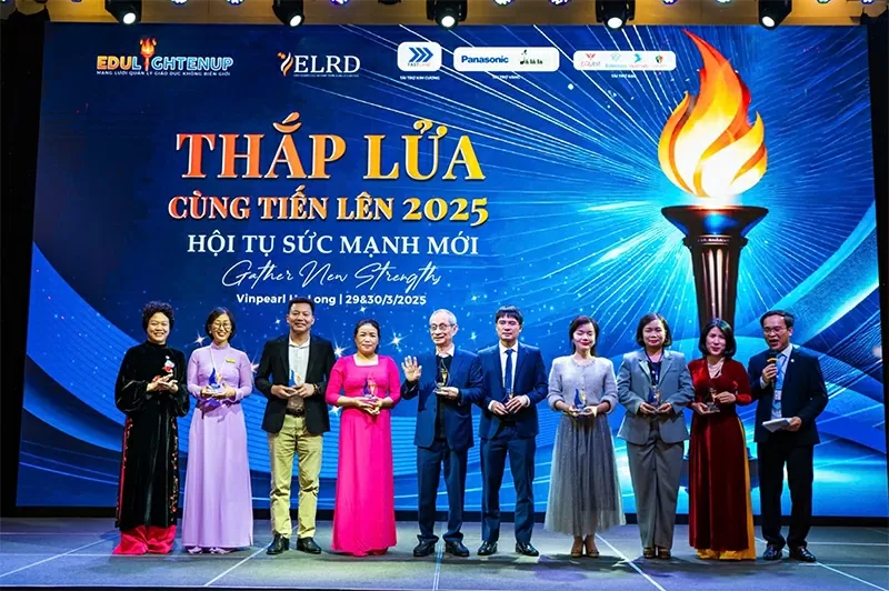 The organizing committee presented commemorative awards to the event's speakers.
