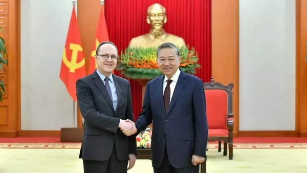 General Secretary To Lam receives Russian Ambassador Gennady Bezdetko