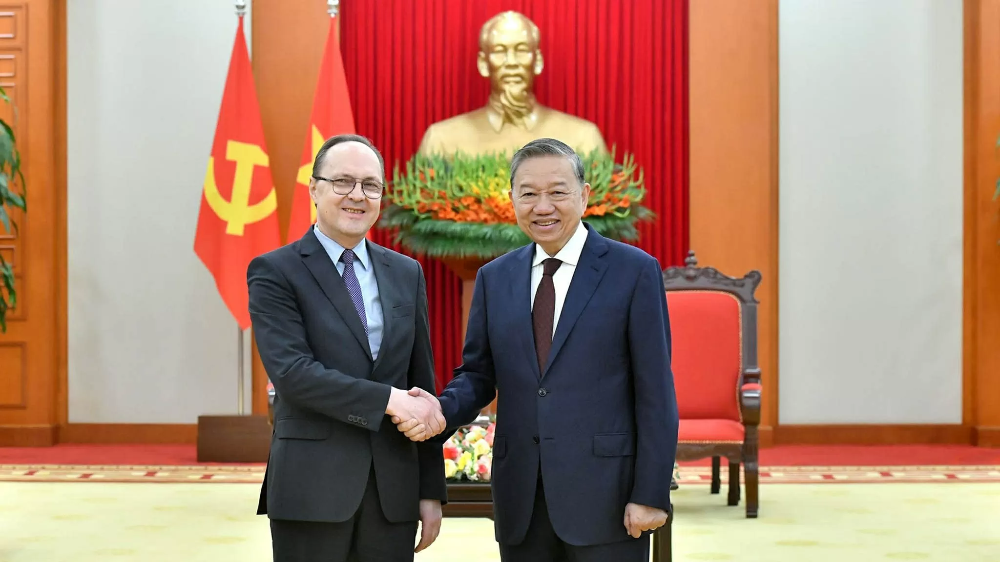 General Secretary To Lam receives Russian Ambassador Gennady Bezdetko