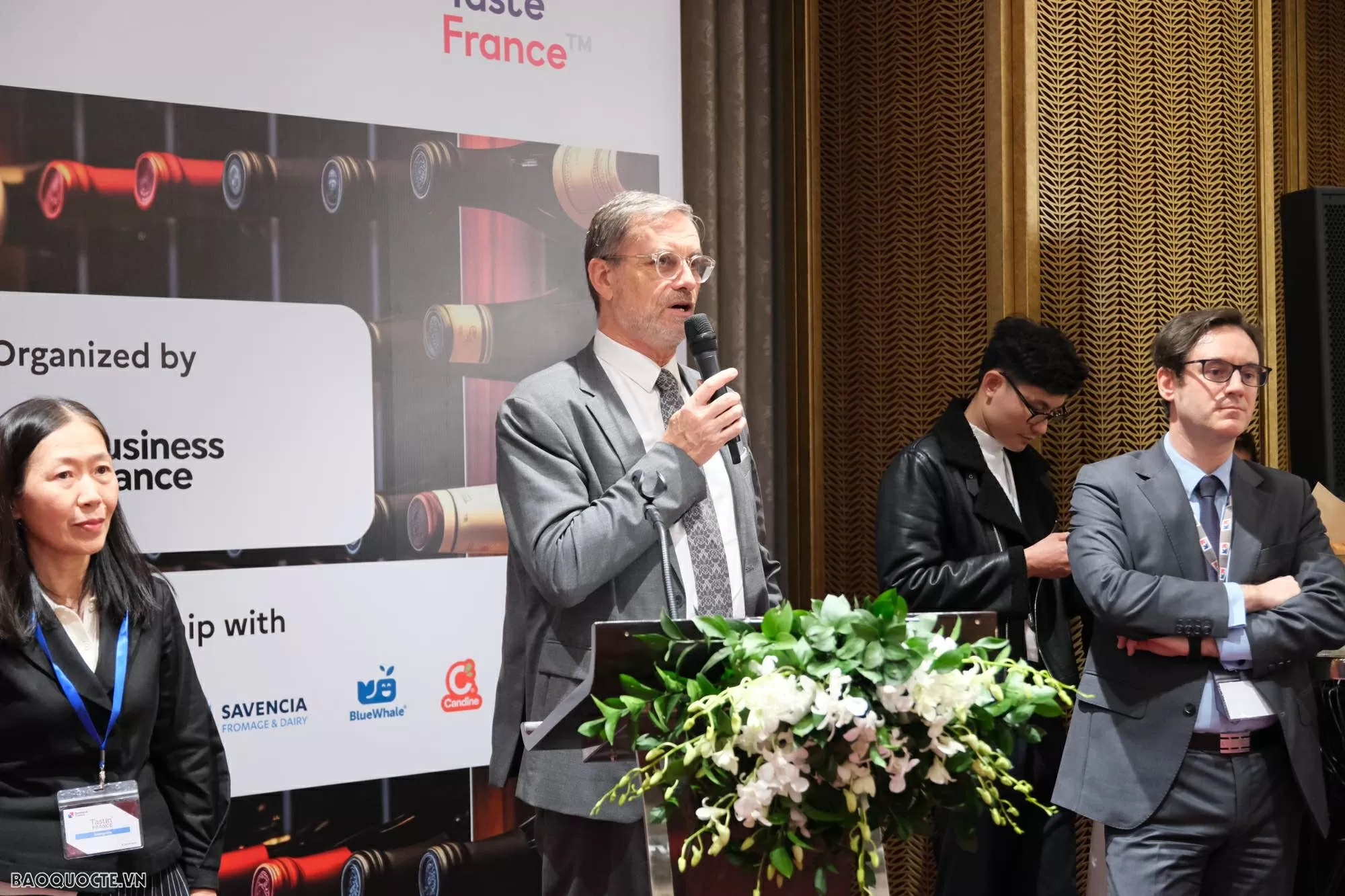 Đại sứ Pháp tại Việt Nam Olivier Brochet cho rằng khi nhập khẩu một chai rượu vang Pháp, chính là nhập khẩu cả một vùng đất, một câu chuyện lịch sử phía sau. (Ảnh: Ngọc Anh)