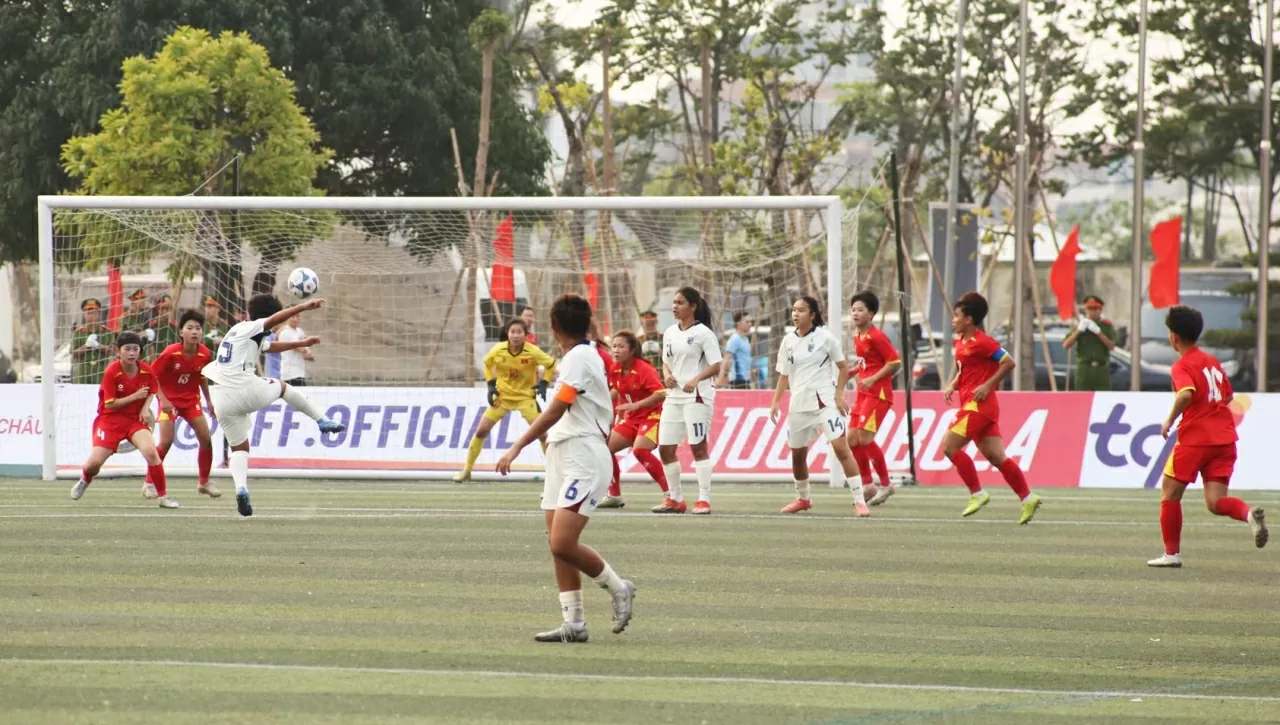 Những phút cuối cùng U17 Thái Lan liên tục dồn ép để tìm bàn thắng gỡ hòa. (Ảnh:Thành Long)