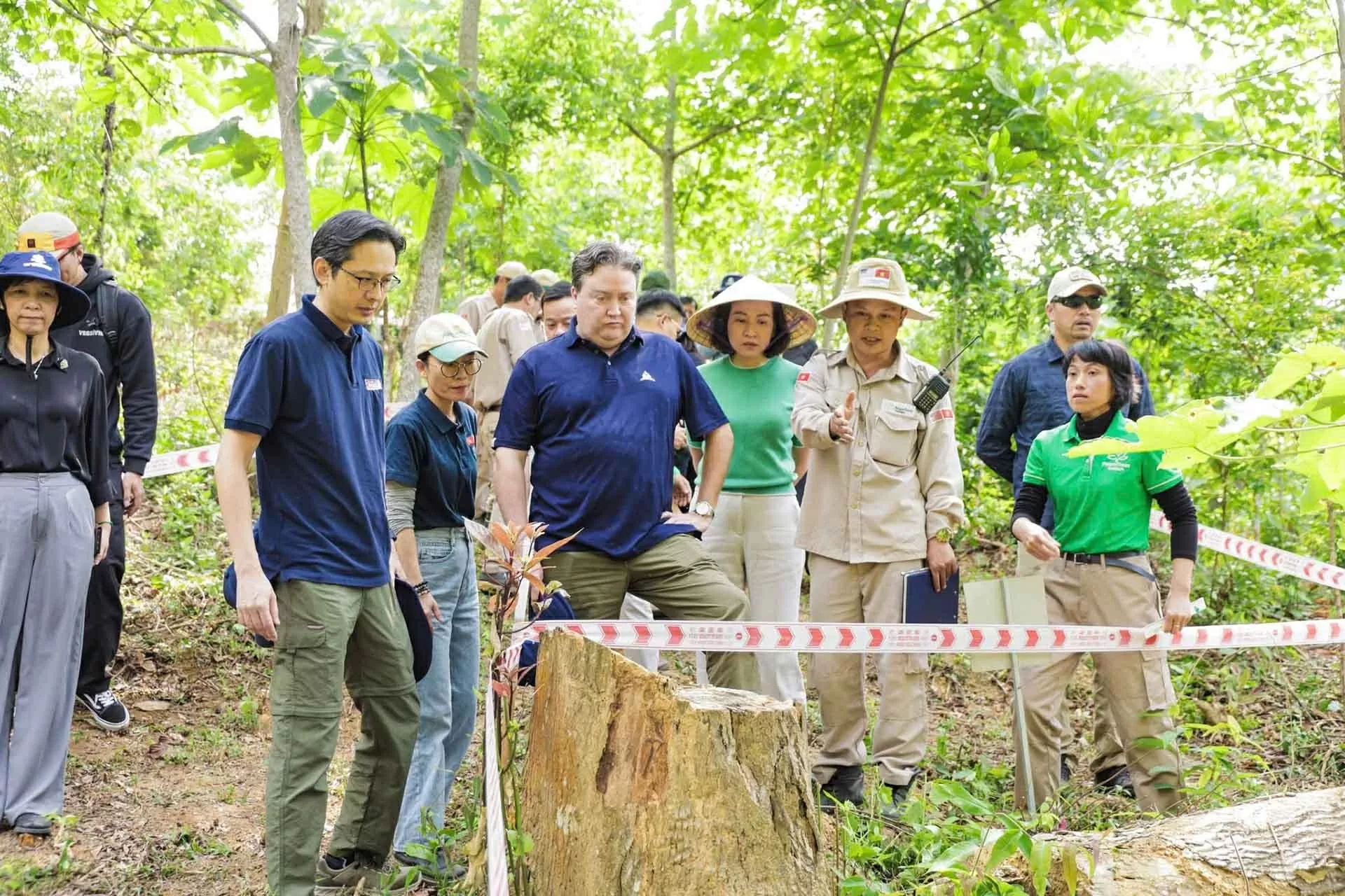 Vietnam and US officials tour war consequence remediation efforts in Quang Tri