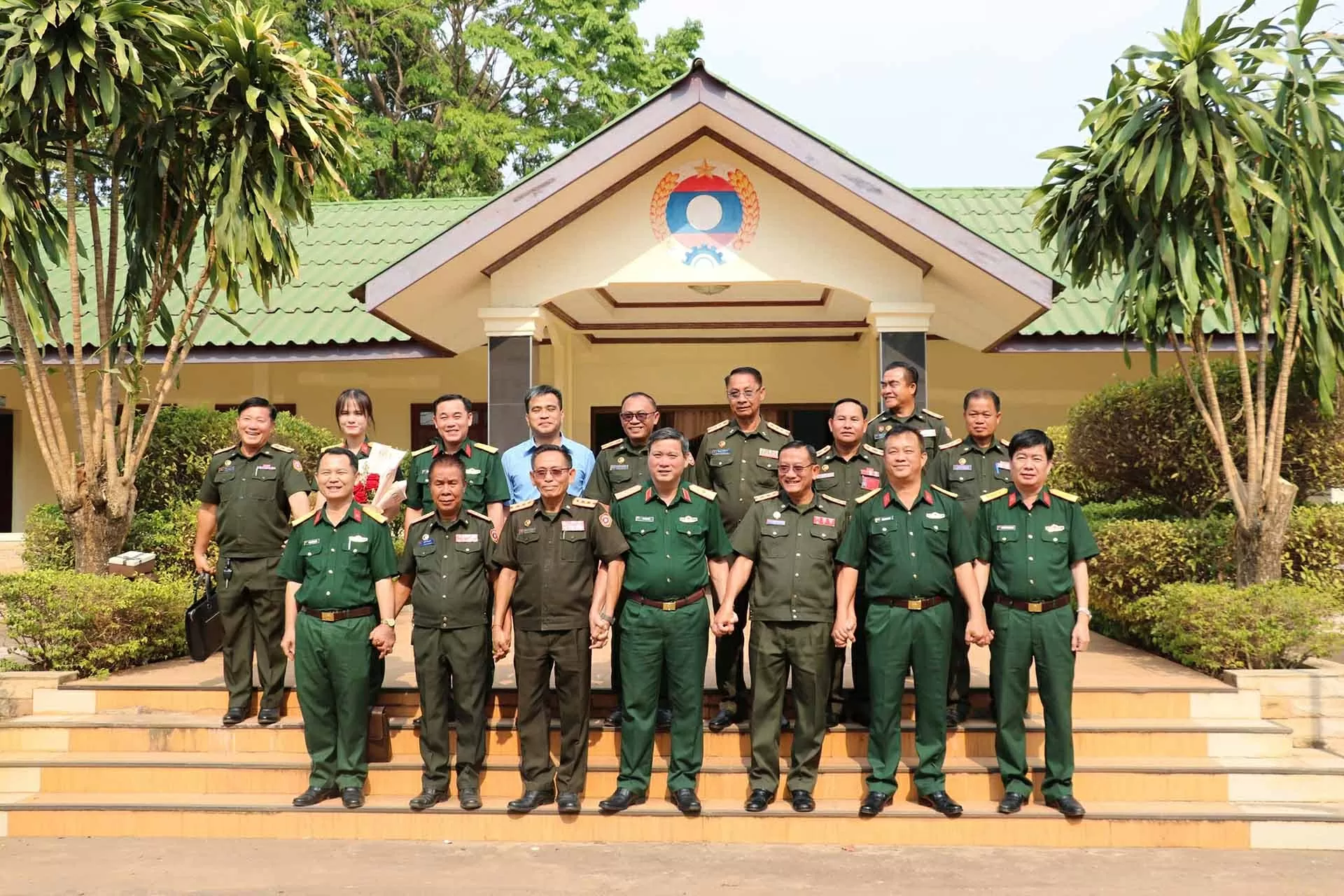 Tư lệnh Quân khu 5 chúc Tết Bunpimay tại Lào