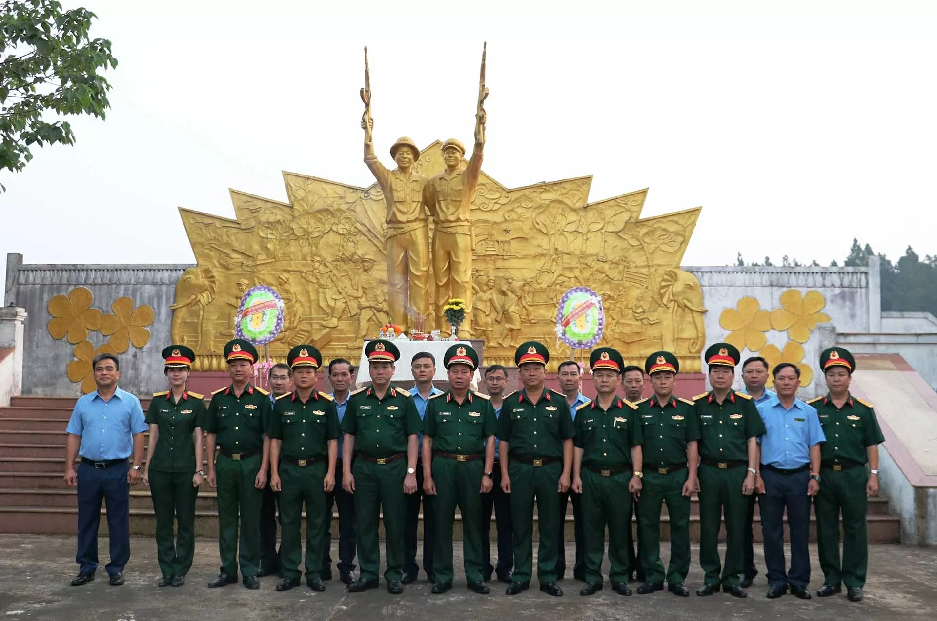 Tư lệnh Quân khu 5 chúc Tết Bunpimay tại Lào