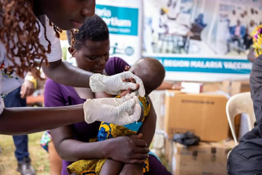 Một nhân viên y tế chuẩn bị tiêm một liều vaccine sốt rét cho một đứa trẻ ở quận Apac, Uganda, ngày 2/4. (Nguồn: UNICEF)