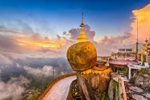 Hòn đá dát vàng của ngôi chùa cổ vững vàng trong động đất tại Myanmar