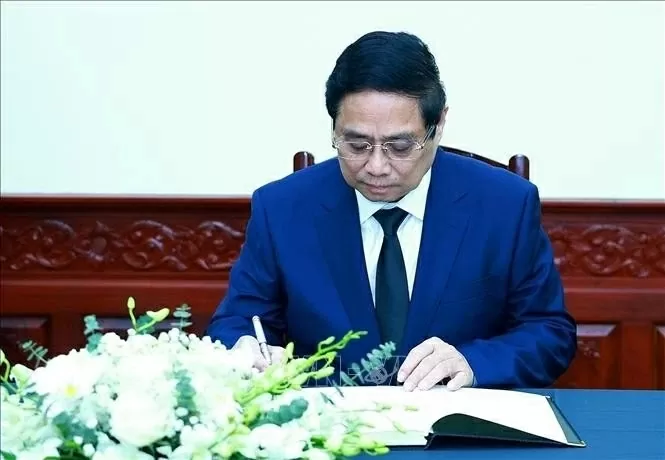 PM Pham Minh Chinh pays final respects to former President of LPRP, former President of Laos Khamtay Siphandone