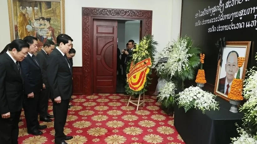 Vietnamese leaders pay final respects to former President of LPRP, former President of Laos Khamtay Siphandone